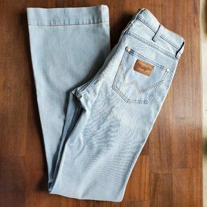 NWT Wrangler Exaggered Boot 26x34